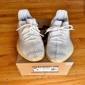 White Yeezy Boost 350 V2 Cream White
Triple White Size US 5 M or 6.5 W